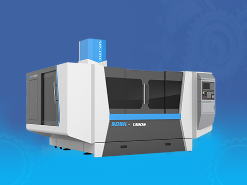 精雕機(jī)研發(fā)專家傾心7年研發(fā)了8款鋁型材精雕機(jī)，解決了行業(yè)超大一體式電視機(jī)邊框加工問(wèn)題。
